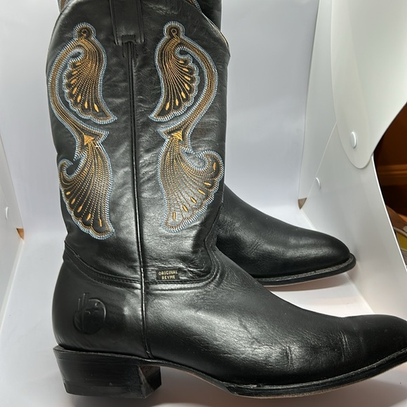 Black Leather Cowboy Boots with Embroidered Design - Picture 5 of 15
